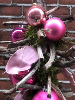 detail kerstguirlande roze met ballen en zijdebloemen